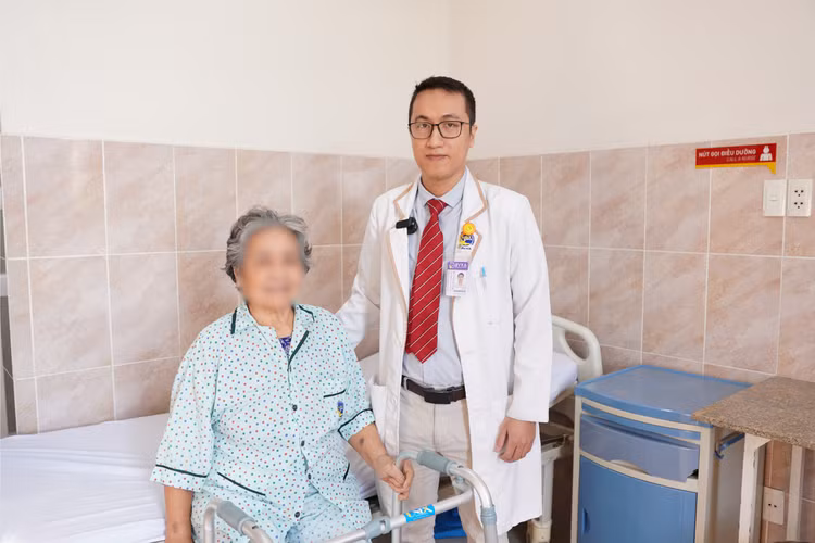 Bác sĩ thăm khám bệnh - Ảnh BVCC