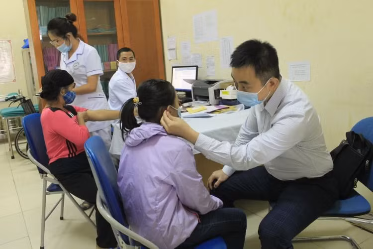 Các bác sĩ Bệnh viện E về thăm khám cho bà con vùng sâu, vùng xa.