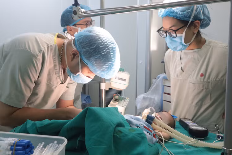 Nghẹt thở đặt máy tạo nhịp cứu bé 40 ngày tuổi mắc tim bẩm sinh nặng ảnh 1 Nghẹt thở đặt máy tạo nhịp cứu bé 40 ngày tuổi mắc tim bẩm sinh nặng ảnh 1