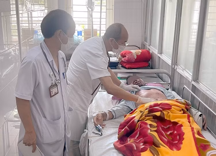 PGS.TS Đỗ Duy Cường thăm khám cho bệnh nhân thủy đậu tại Bệnh viện Bạch Mai (Hà Nội). PGS.TS Đỗ Duy Cường thăm khám cho bệnh nhân thủy đậu tại Bệnh viện Bạch Mai (Hà Nội).