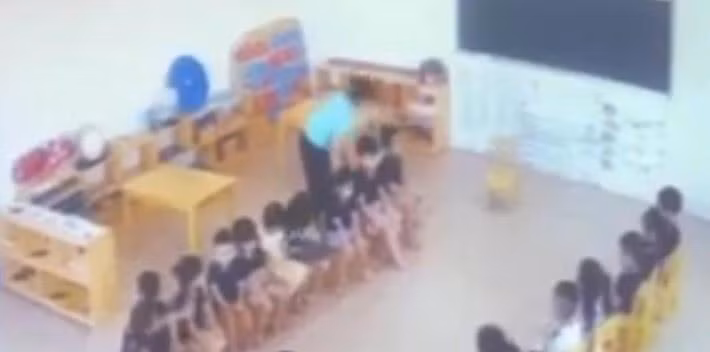Hình ảnh camera ghi lại cô giáo dùng gai bưởi đâm học sinh Hình ảnh camera ghi lại cô giáo dùng gai bưởi đâm học sinh