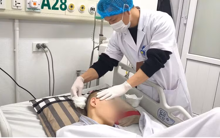 Thăm khám cho bệnh nhân - ảnh BVCC Thăm khám cho bệnh nhân - ảnh BVCC