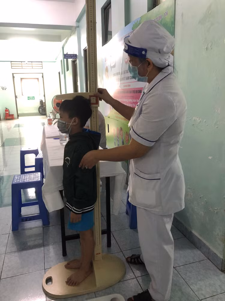Đo chiều cao cho trẻ