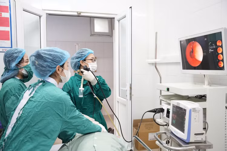 Kỹ thuật nội soi hiện đại giúp bác sĩ quan sát được cấu trúc giải phẫu bên trong đường hô hấp thông qua ống nội soi.