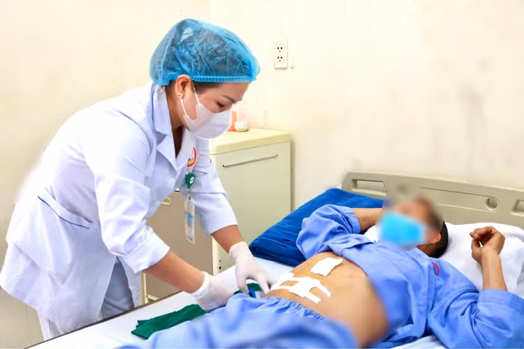 Thăm khám cho bệnh nhân sau phẫu thuật - Ảnh BVCC
