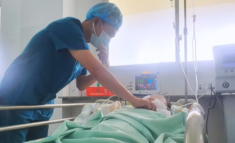 Người phụ nữ bị chó cắn đang được theo dõi sát ở bệnh viện - Ảnh BVCC