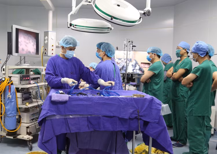 Các bác sĩ Bệnh viện Đa khoa tỉnh thực hiện ca mổ dưới sự tư vấn phẫu thuật từ xa của chuyên gia Bệnh viện Việt Đức qua hệ thống Teleheath.