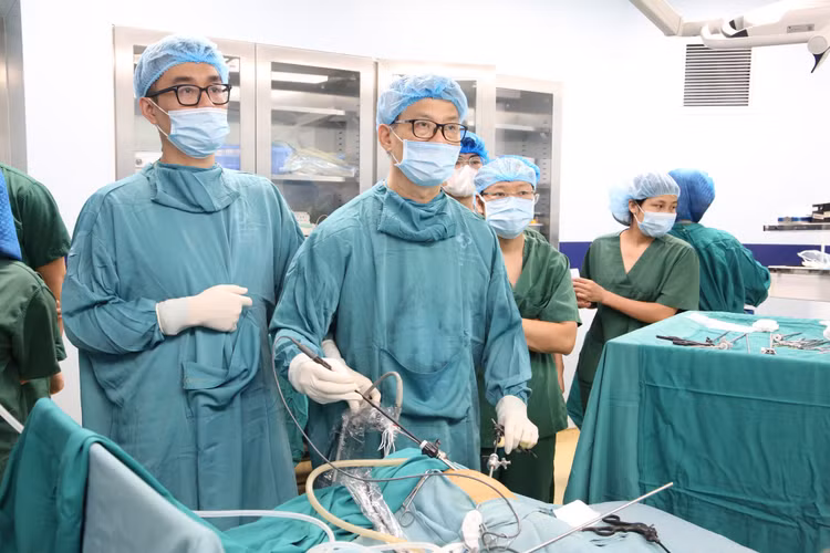 Ca phẫu thuật được trực tiếp thực hiện bởi TS.BS Tô Mạnh Tuân –Trưởng khoa Phẫu thuật lồng ngực – Trung tâm Ngoại tổng hợp, Bệnh viện Nhi trung ương - Ảnh BVCC Ca phẫu thuật được trực tiếp thực hiện bởi TS.BS Tô Mạnh Tuân –Trưởng khoa Phẫu thuật lồng ngực – Trung tâm Ngoại tổng hợp, Bệnh viện Nhi trung ương - Ảnh BVCC