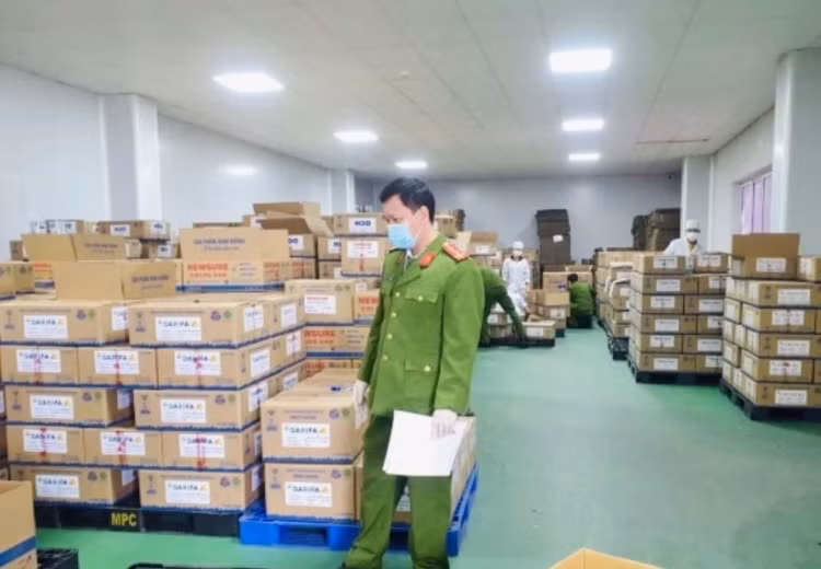 Kiểm tra công ty sản xuất sữa giả - Ảnh Intetnet