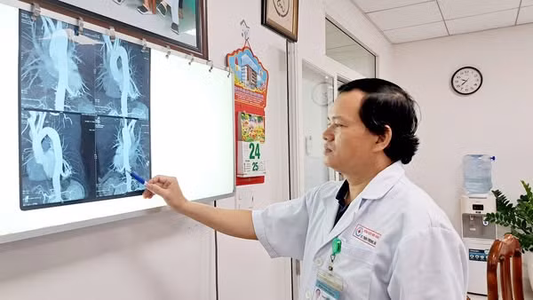 Bác sĩ chẩn đoán phổi biệt lập nội thùy dưới phổi trái trên phim chụp của bệnh nhân - Ảnh BVCC Bác sĩ chẩn đoán phổi biệt lập nội thùy dưới phổi trái trên phim chụp của bệnh nhân - Ảnh BVCC
