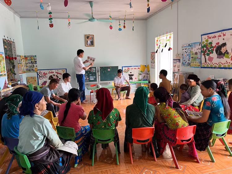 Tuyên truyền cho các em học sinh và bà con về cách phòng tránh ngộ độc nấm