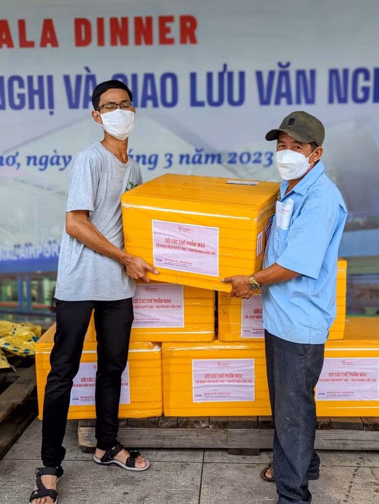 Bệnh viện Huyết học – Truyền máu TP Cần Thơ nhận những thùng máu được vận chuyển qua đường hàng không từ Hà Nội.