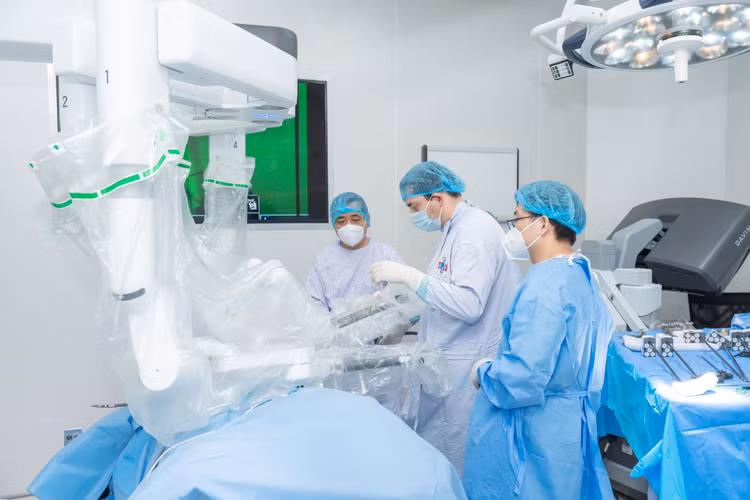 Cùng chuyên gia Mỹ phẫu thuật robot hiện đại cho 2 bệnh nhân ung thư đường tiêu Cùng chuyên gia Mỹ phẫu thuật robot hiện đại cho 2 bệnh nhân ung thư đường tiêu