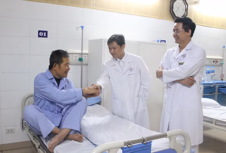Thăm khám cho người bệnh sau phẫu thuật