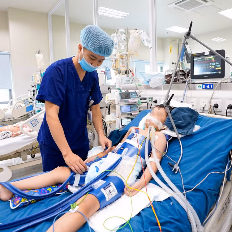 Bé C.T rơi vào tình trạng rất nguy kịch khi được chuyển đến Bệnh viện Nhi Trung ương
