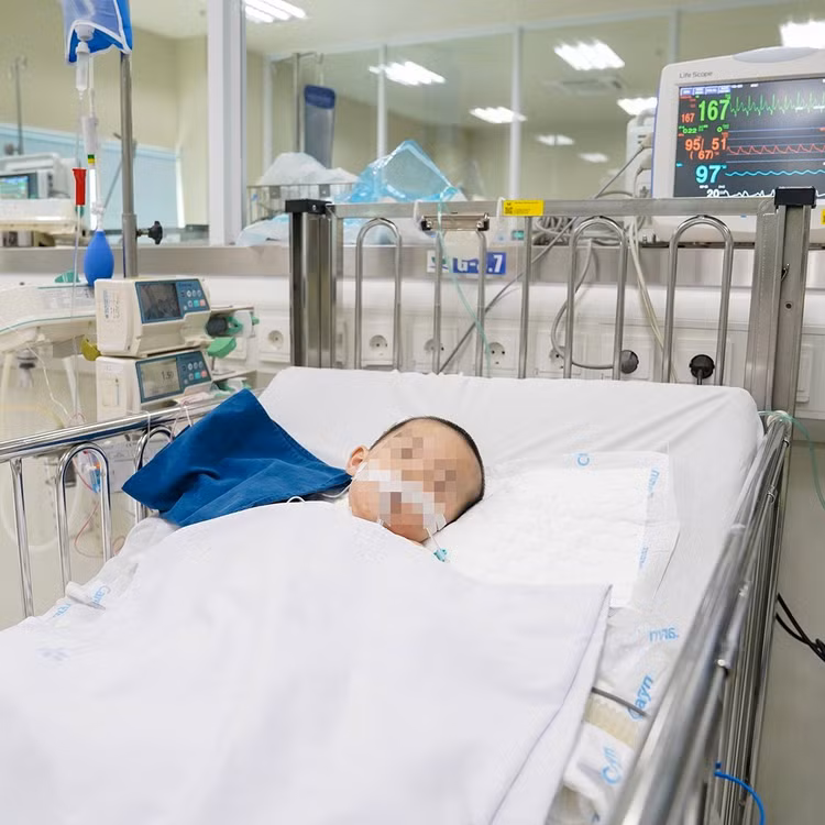 Bé B.M đang được các bác sĩ điều trị tích cực tuy nhiên tiên lượng vẫn rất nặng nề