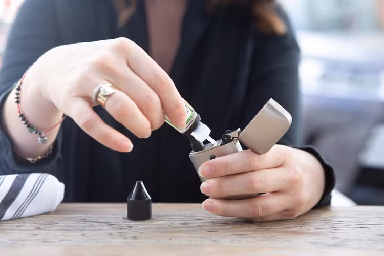 Thuốc lá điện tử hệ thống mở có thể dễ dàng pha trộn dung dịch không rõ nguồn gốc, tiềm ẩn rủi ro cho người dùng (Nguồn: Internet)