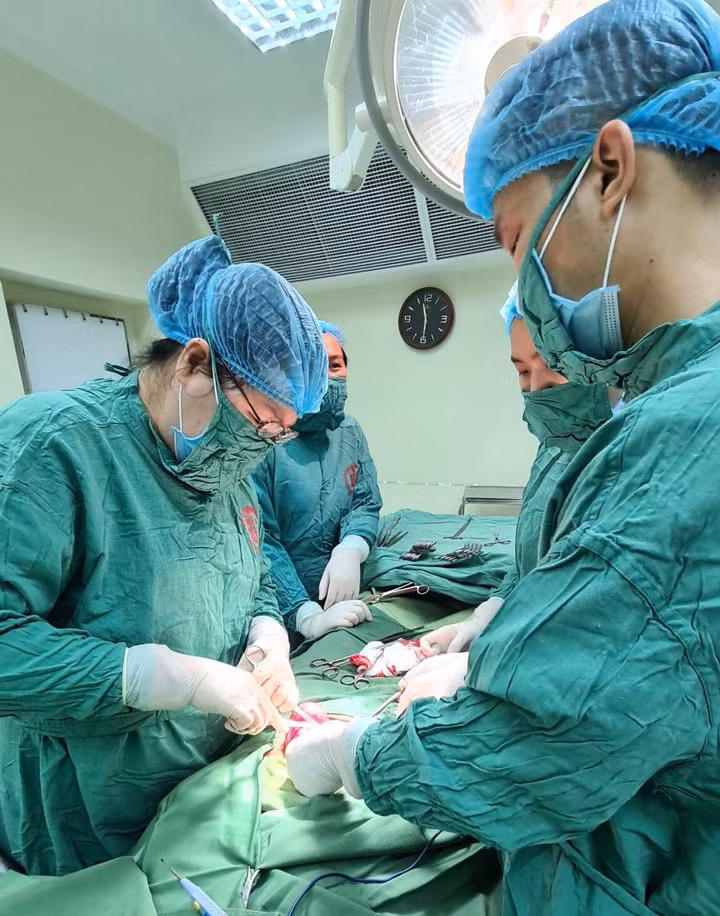 Các bác sĩ tiến hành phẫu thuật cho người bệnh - Ảnh BVCC
