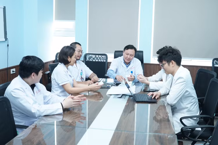 Hội chẩn thay khớp cho bệnh nhân - ảnh BVCC Hội chẩn thay khớp cho bệnh nhân - ảnh BVCC