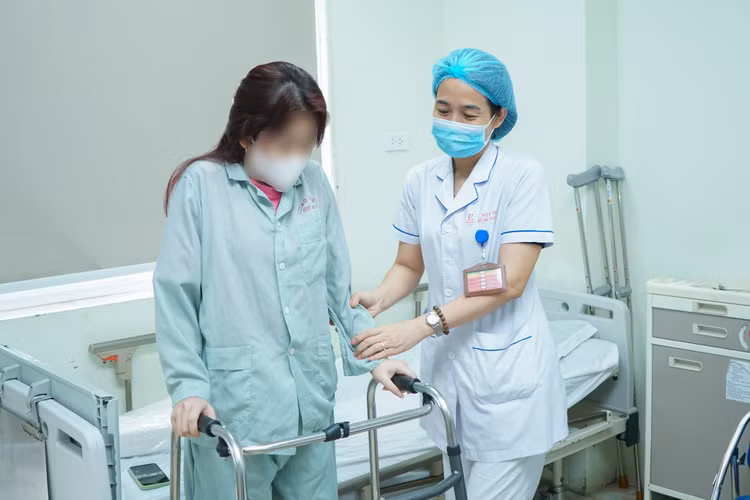 Bệnh nhân tập đi lại sau thay khớp. Bệnh nhân tập đi lại sau thay khớp.