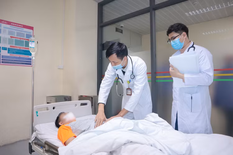 Thăm khám cho bệnh nhân đột quỵ tại bệnh viện E