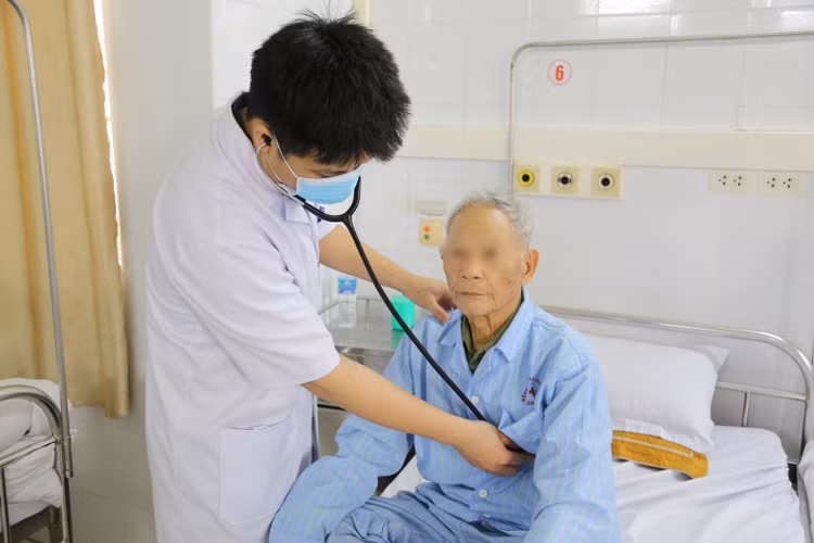 Bác sĩ khoa Phẫu thuật và Can thiệp Tim mạch thăm khám lại cho bệnh nhân Ch. trước khi xuất viện - Ảnh BVCC