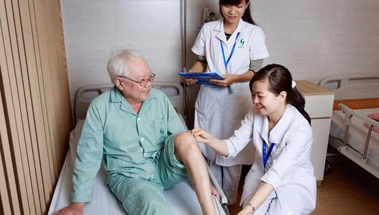 Thăm khám cho bệnh nhân đau xương khớp tại Bệnh viện Lão khoa TƯ Thăm khám cho bệnh nhân đau xương khớp tại Bệnh viện Lão khoa TƯ