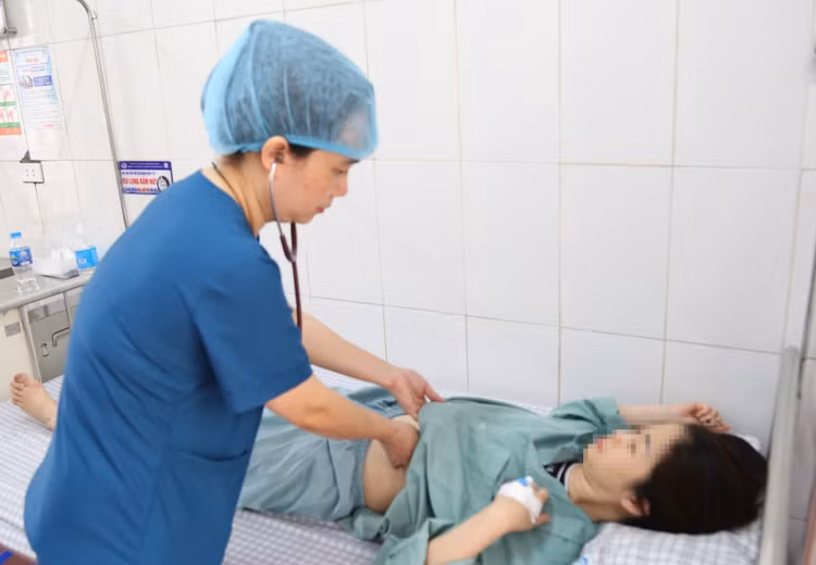 BSCKI. Nguyễn Thị Thúy Liên thăm khám cho người bệnh sốt xuất huyết - Ảnh BVCC