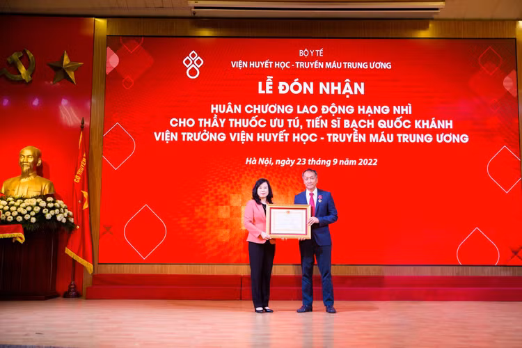 Quyền Bộ trưởng Bộ Y tế Đào Hồng Lan chúc mừng TS. Bạch Quốc Khánh được nhận Huân chương Lao động Hạng Nhì. Quyền Bộ trưởng Bộ Y tế Đào Hồng Lan chúc mừng TS. Bạch Quốc Khánh được nhận Huân chương Lao động Hạng Nhì.