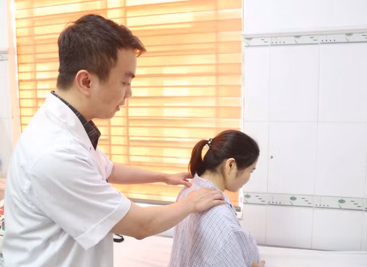 Bác sĩ kiểm tra lại cho người bệnh trước khi xuất viện - Ảnh BVCC