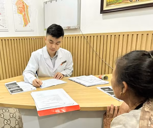 Tư vấn cho bệnh nhân u tuyến giáp - Ảnh BSCC Tư vấn cho bệnh nhân u tuyến giáp - Ảnh BSCC