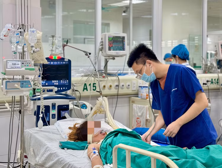 Thăm khám cho bệnh nhân nguy kịch vì sốt mò - Ảnh BVCC Thăm khám cho bệnh nhân nguy kịch vì sốt mò - Ảnh BVCC