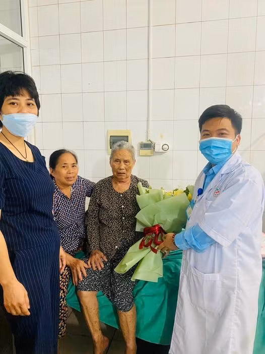 Sau 12 ngày điều trị sức khỏe cụ già 94 tuổi đã bình phục - Ảnh BVCC