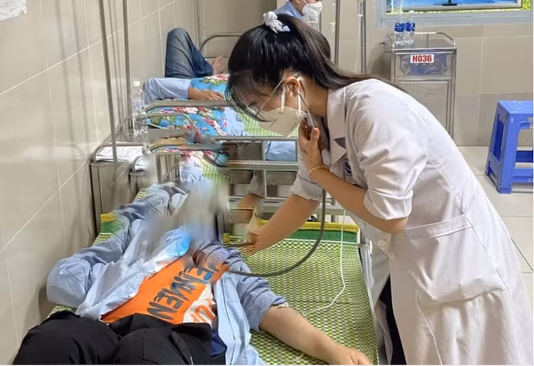 Bệnh nhân ngộ độc sau ăn cỗ điều trị tại Bệnh viện Đa khoa tỉnh Thái Bình