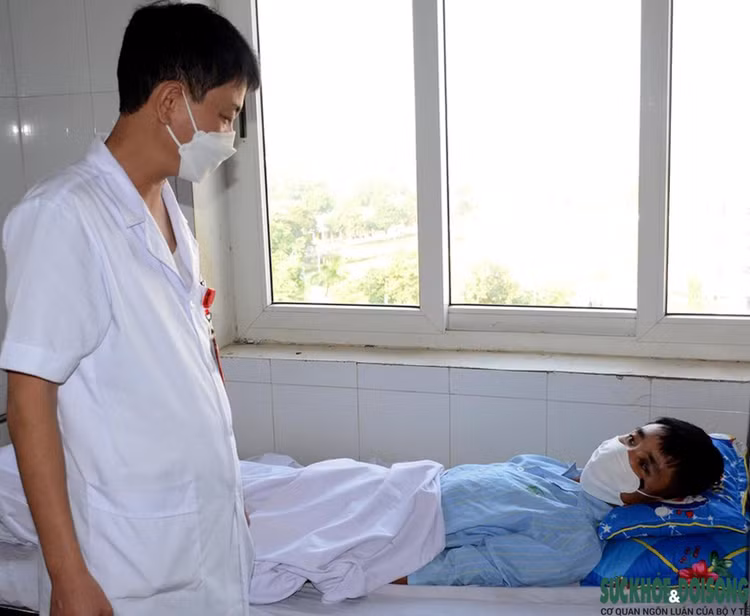 11 ngày sau phẫu thuật, bệnh nhân đã tỉnh táo hoàn toàn, tự đi lại và ăn uống được.... - Ảnh: Suckhoedoisong