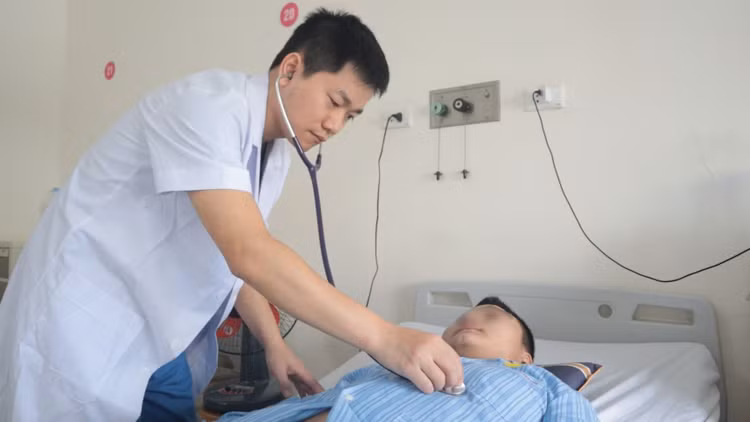 Thăm khám cho bệnh nhân sốt xuất huyết tại Bệnh viện E Thăm khám cho bệnh nhân sốt xuất huyết tại Bệnh viện E