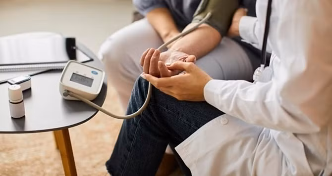 Bác sĩ mách cách kiểm soát huyết áp tránh đột quỵ khi trời lạnh giá ảnh 1 Bác sĩ mách cách kiểm soát huyết áp tránh đột quỵ khi trời lạnh giá ảnh 1