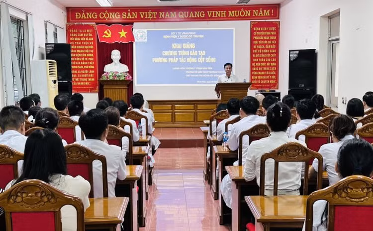 Tiến sỹ Lê Hồng Trung – Giám đốc Sở Y tế phát biểu tại Hội nghị Tiến sỹ Lê Hồng Trung – Giám đốc Sở Y tế phát biểu tại Hội nghị