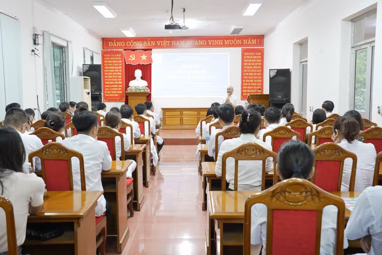 Lương y Phạm Văn Tấn trực tiếp giảng dạy, truyền thụ các kiến thức cho các y bác sĩ Lương y Phạm Văn Tấn trực tiếp giảng dạy, truyền thụ các kiến thức cho các y bác sĩ