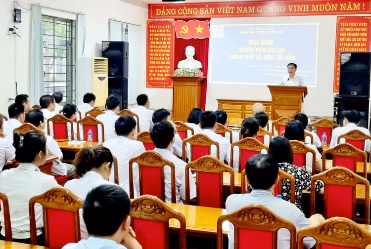 BS Trần Anh Tuấn, Giám đốc Bệnh viện Y dược cổ truyền phát biểu BS Trần Anh Tuấn, Giám đốc Bệnh viện Y dược cổ truyền phát biểu