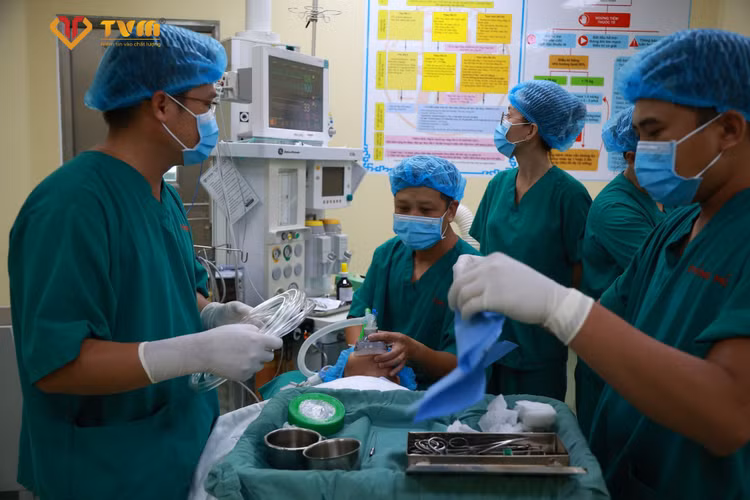 Ca phẫu thuật lấy ấu trùng trong tai bé - Ảnh: BVCC