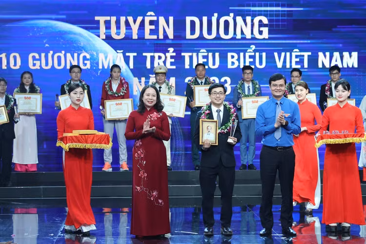Quyền Chủ tịch nước Võ Thị Ánh Xuân và Bí thư thứ nhất Ban Chấp hành Trung ương Đoàn Bùi Quang Huy trao cúp biểu trưng và bằng khen cho TS.BS Ngô Quốc Duy tại Lễ Tuyên dương 10 gương mặt trẻ tiêu biểu Việt Nam năm 2023.