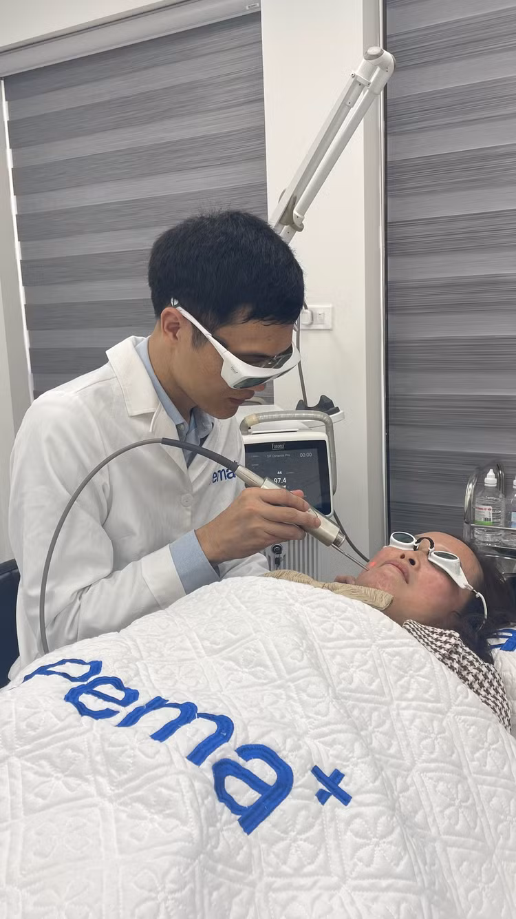 ThS. BS Hoàng Văn Tâm đang điều trị cho bệnh nhân. ThS. BS Hoàng Văn Tâm đang điều trị cho bệnh nhân.
