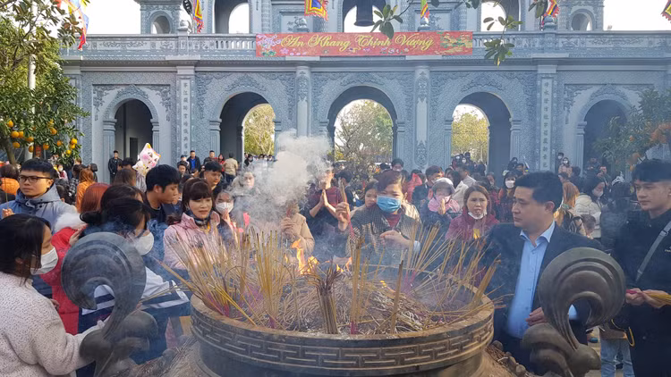 Người dân đi lễ chùa đầu năm