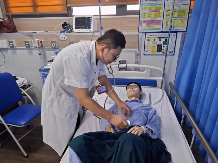 Thăm khám cho người bệnh - Ảnh BVCC