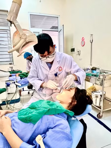 Phẫu thuật cấy lại răng cho bệnh nhân - Ảnh BVCC Phẫu thuật cấy lại răng cho bệnh nhân - Ảnh BVCC