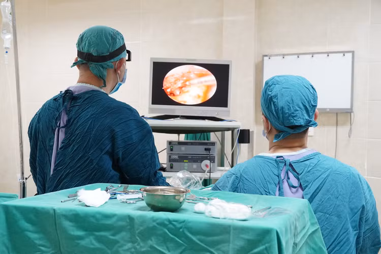Vá màng nhĩ cho bệnh nhân - Ảnh BVCC