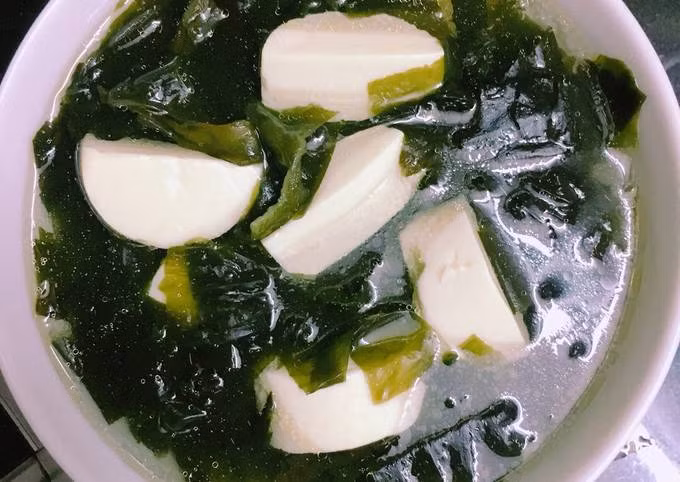 Canh rong biển đậu hũ non cho tóc đen khỏe mạnh, da dẻ hồng hào - Ảnh minh họa