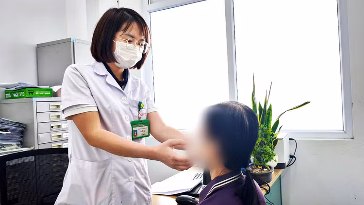 Gắp ký sinh trùng dài gần 10 cm trong mắt người phụ nữ - Ảnh BVCC Gắp ký sinh trùng dài gần 10 cm trong mắt người phụ nữ - Ảnh BVCC