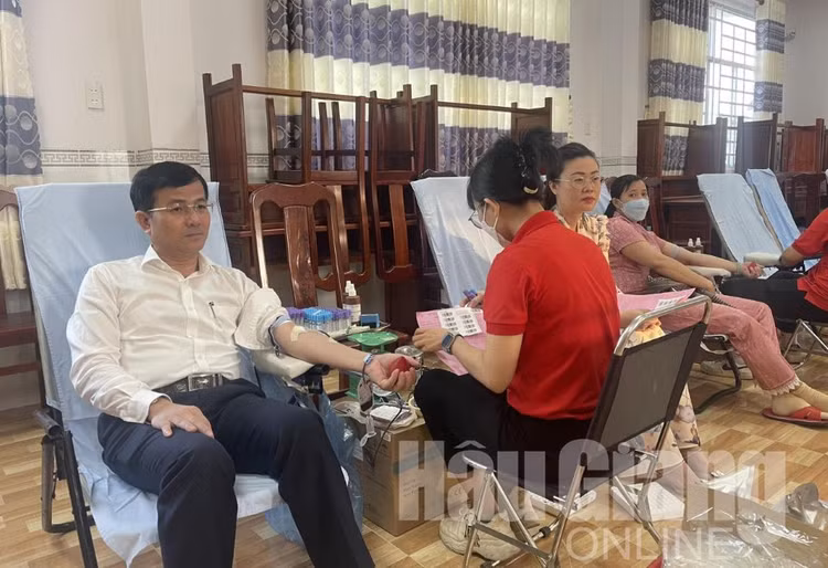 Ông Trần Văn Huyến, Phó Bí thư Thường trực Tỉnh ủy, Chủ tịch HĐND tỉnh Hậu Giang hiến máu tại Lễ phát động Chiến dịch vận động hiến máu dịp Tết của tỉnh diễn ra sáng nay 30/1.